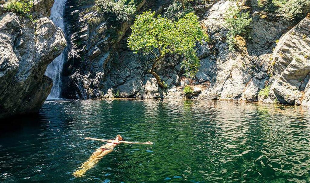 Yunanistan Semadirek Adası